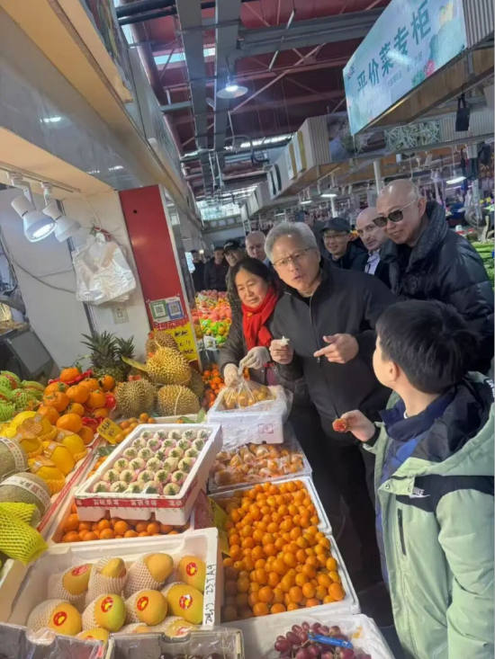 黄仁勋2026首度来华:逛上海菜市场还发红包 晚上参加年会