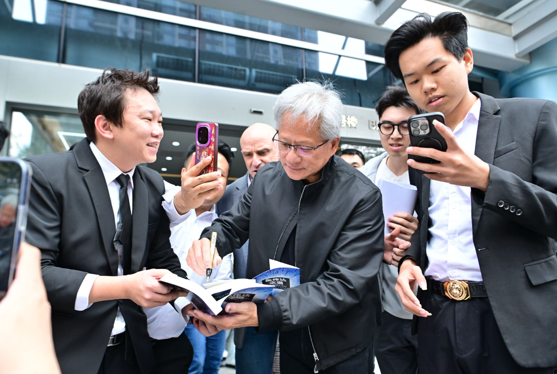 黄仁勋现身英伟达深圳公司楼下 参加年会并“逛吃”