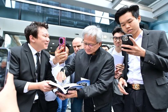 现场视频来了!黄仁勋已到深圳,现身公司楼下,“周边经济链”浮现!