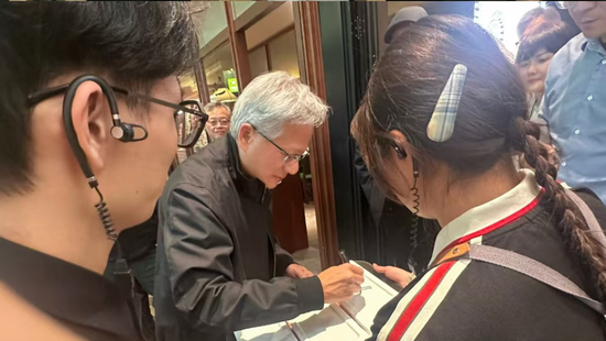 现场视频来了!黄仁勋已到深圳,现身公司楼下,“周边经济链”浮现!