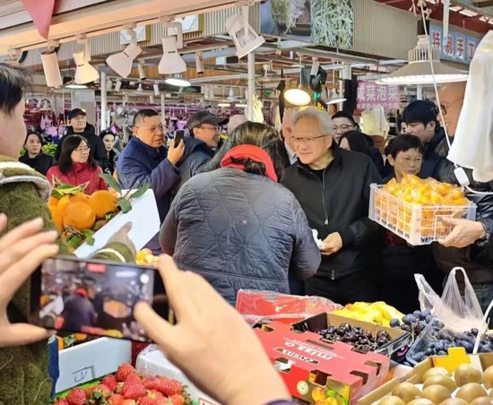 现场视频来了!黄仁勋已到深圳,现身公司楼下,“周边经济链”浮现!