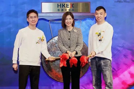 卖零食的,上市首日暴涨88%!股价400港元,合理吗