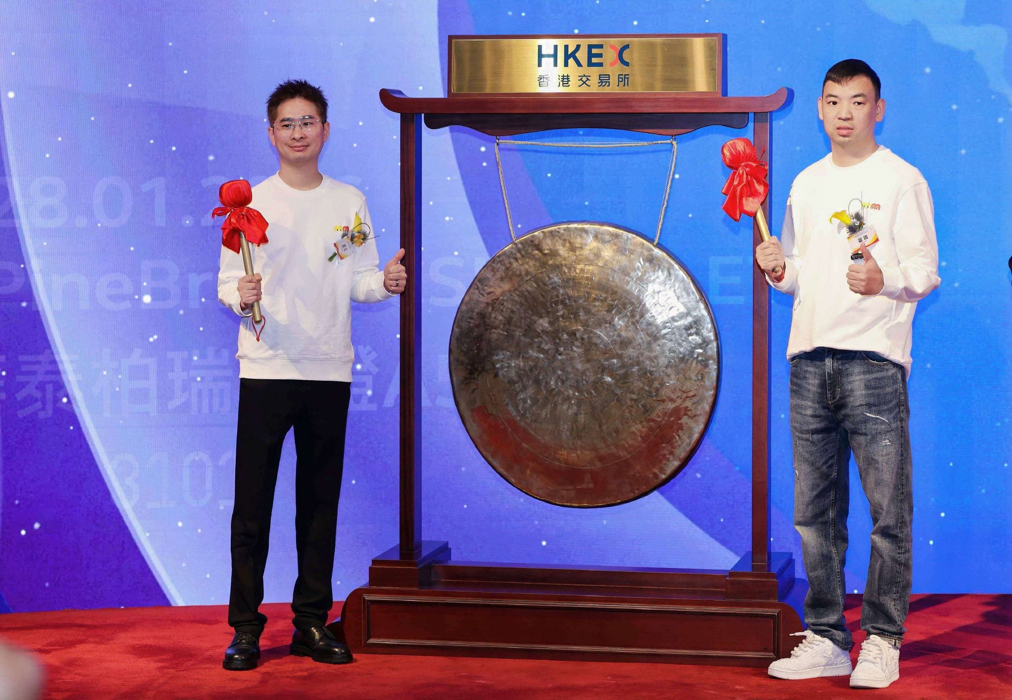 鸣鸣很忙上市大涨背后，读懂中国量贩零食的增量未来