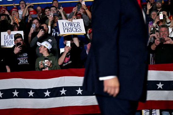 特朗普欲将选民注意力重新聚焦经济领域,此举或令其追悔莫及