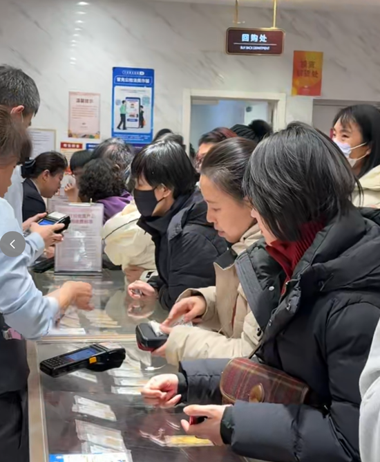 近200人排队，有人一次性卖出200万元金条，也有人计划一次性买入450克黄金！