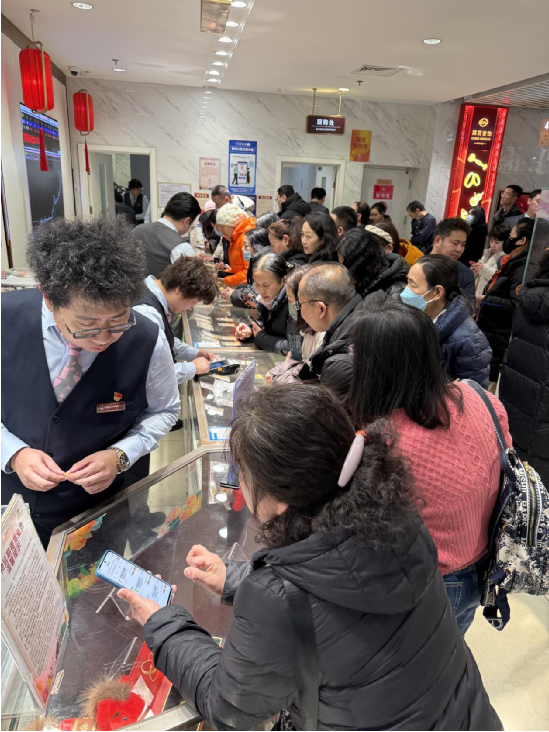 记者实探！挤爆了！柜台被围得水泄不通，黄金买卖两头热