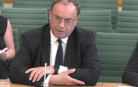 英国央行行长预计不久后将下调利率 首席经济学家呼吁保持谨慎步伐