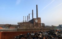 受关税与中国竞争冲击 大众汽车2025年利润腰斩 预警今年经营艰难