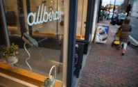 Allbirds宣布惊人转型：从鞋履转战AI，股价暴涨超300%