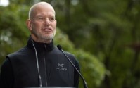 Lululemon创始人质疑新任首席执行官人选 代理权之争持续升级