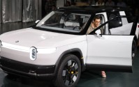 Rivian关键车型R2纯电SUV将于今春上市，售价5.8万美元