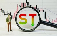 ST股市值1100亿，江苏首富“迟到”布局却赢麻了