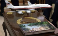 美国空军一号新涂装采用特朗普偏爱方案：金、红、白、深蓝