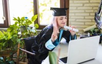 报告：应届大学毕业生对起薪预期高估近2.4万美元