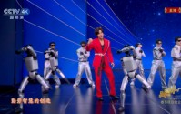 人形机器人“炸场”！春节晚会变身科技狂欢 外媒关注中国人形机器人在春晚大放异彩