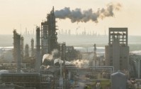 美军再度空袭伊朗，伊方反击美军空军基地，油价大涨2.5%