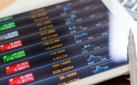 增收不增利扣非降23.58％！米奥会展并购埋雷、AI 烧钱