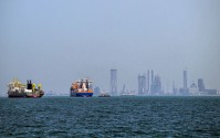 霍尔木兹海峡航运几近停滞：谁在通行、谁仍滞留或改道