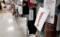 消费者扎堆涌入折扣零售卖场 TJX上调全年业绩预期