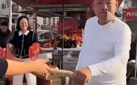 于东来退休后现身老家街头，边吃边叫卖甘蔗，账号改名“傻坏蛋于东来”