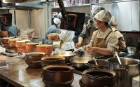 排队1小时、多菜品售罄！贾国龙下场卖焖面：人均五六十元，店员称“不想关联西贝”