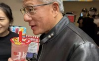 黄仁勋现身北京胡同买蜜雪冰城，店长：他们点了两杯蜜桃四季春（组图）