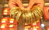 黄金重挫出现连锁反应 “一口价”金饰涨价变降价
