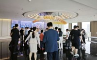 广州楼市“穗八条”落地：售楼处再现排队看房，二手房已连续两个月网签破万套