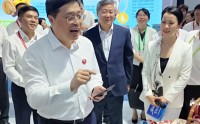 博览会现场，广西壮族自治区主席韦韬为妻子买壮锦包包，“你不要乱打折啊，要正常打折”