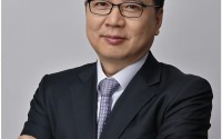 招行“换帅”：王良到龄退休 王小青接棒
