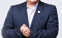 梅向荣自首，其妹梅亚萍“代理人”现身接待点，传达两套偿付方案！实探上海办公地：大批员工也深陷投资泥潭