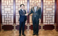 商务部部长王文涛会见韩国产业通商部长官金正官
