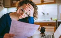 K型复苏经济加剧女性压力：薪资偏低、生活成本高企导致消费缩减