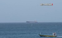 一艘悬挂伊朗国旗的货船正通过霍尔木兹海峡