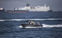 霍尔木兹海峡“反复开关”，航运公司“不敢动”