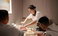 “你收到的礼物，来自我的罚款” 海底捞要求员工罚款买礼：当事人回应进展，有门店认错退钱