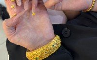 年轻人花上万元打造黄金美甲：轻量化、IP化、场景化产品需求爆发，小克重金饰占比显著提升