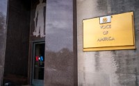 法官下令恢复美国之音员工职务，推翻特朗普关停决定