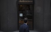 嘉信理财跌5.5%，宣布利润大涨30%，计划推出加密货币交易服务