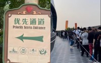 优速通该取消吗？ 游客排队3小时怒怼迪士尼：质疑“插队特权”，近六成网友认为“明码标价没毛病”
