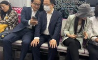 比亚迪王传福、李云飞乘地铁去北京车展，网友称“一点没架子，好低调”