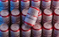 百威啤酒被年轻人抛弃？百威亚太2025年营收近400亿，中国区啤酒销量下滑8.6%，营收两位数下滑