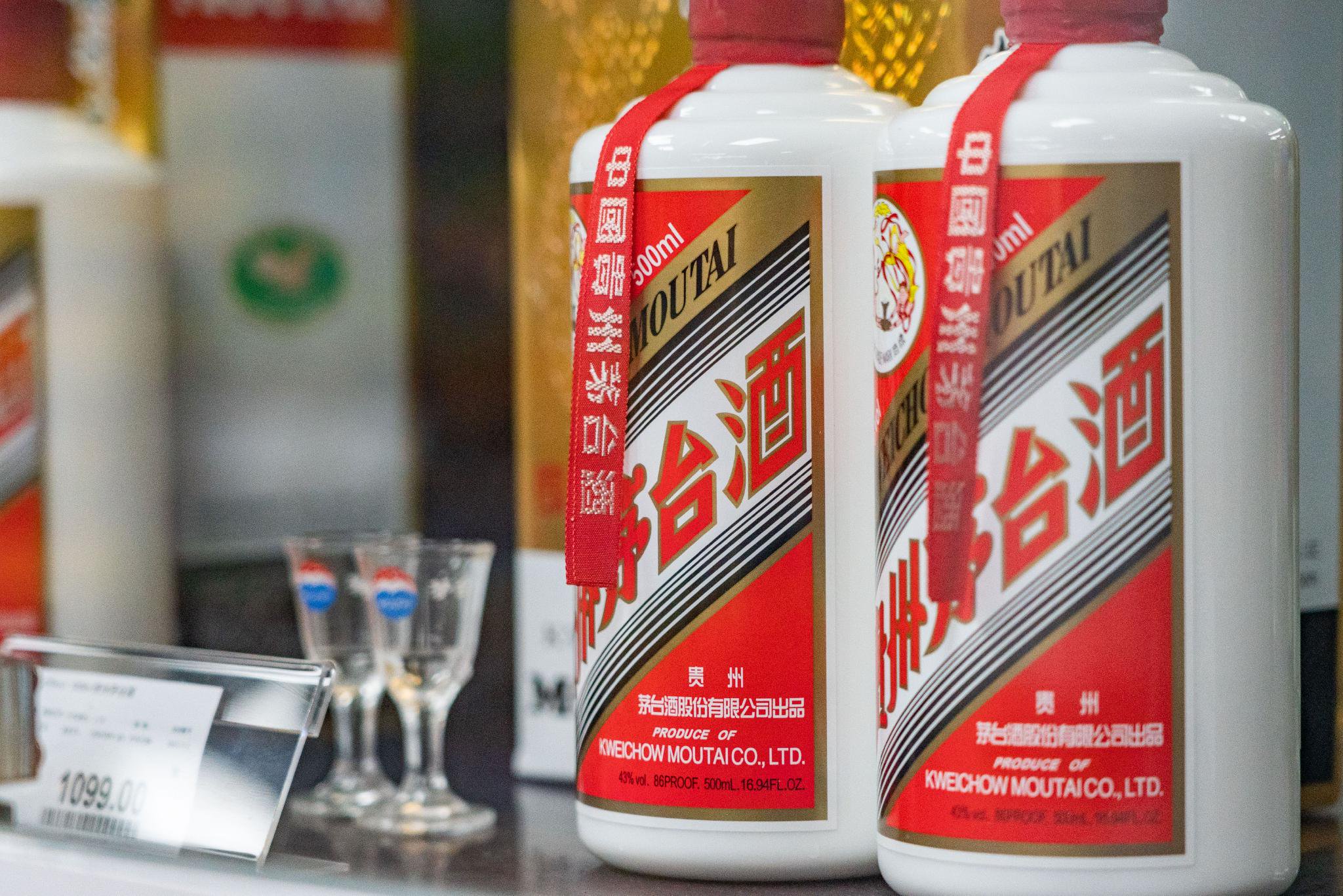 山姆刺破年份酒泡沫