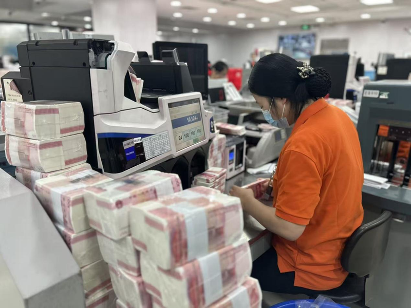 换新钞迎新年：银行加班清分 网点每天换出数十万