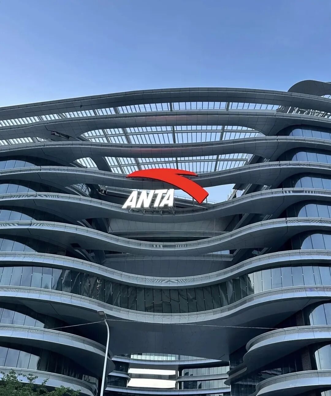 安踏120亿收购彪马29%股权!2026中国跨国并购首单落地