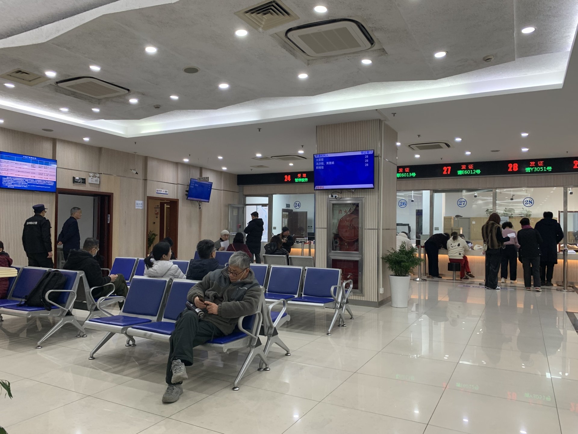 上海二手房交易中心乌泱泱挤满人,感受楼市“小阳春”