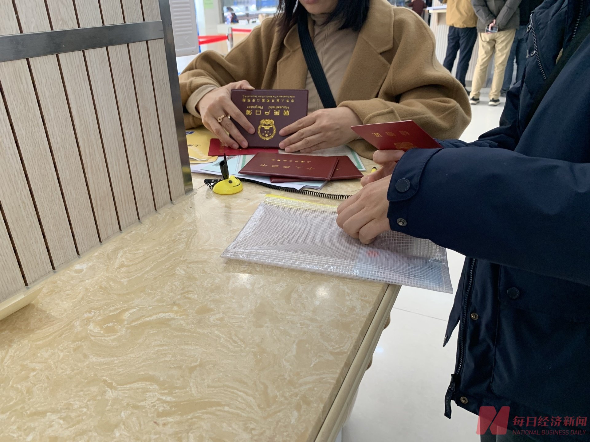 上海二手房交易中心乌泱泱挤满人,感受楼市“小阳春”