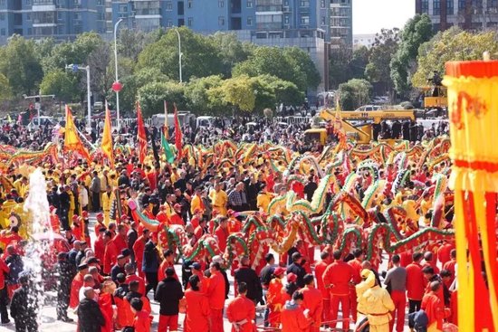 “前方无厕所、无烤肠、无茶叶蛋,各位回家吧”