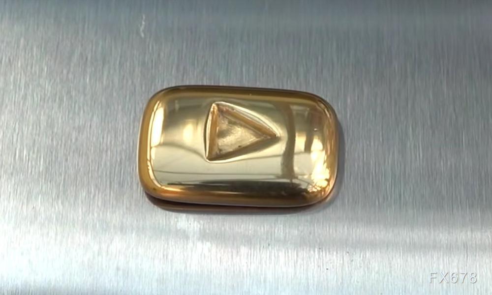 美国数据“繁荣”VS烈火烹油的债务，黄金牛市新燃料来了？