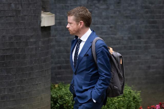 从爱泼斯坦档案到唐宁街震荡:斯塔默政府的执政末路?